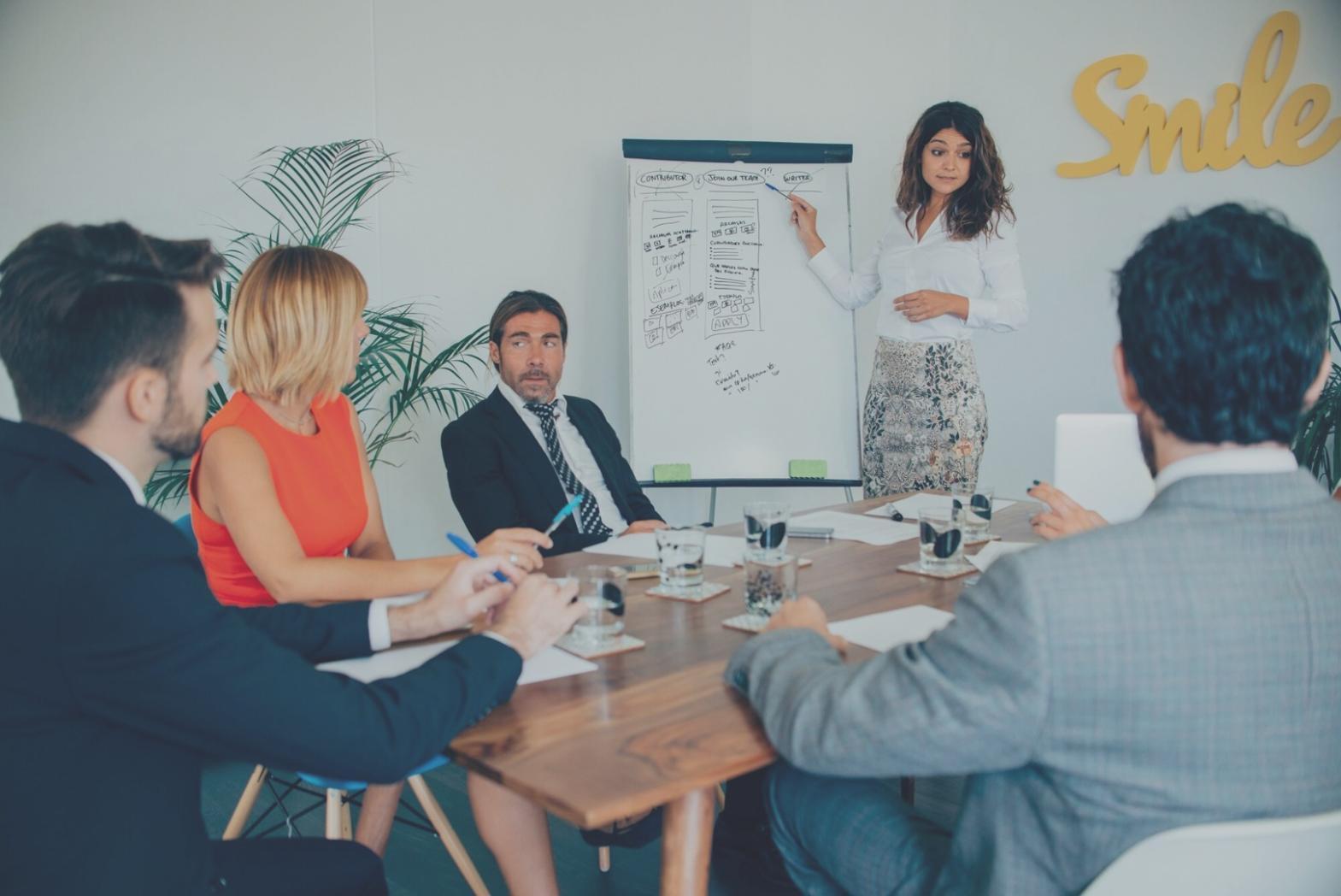 Famille travaillant ensemble sur leur budget mensuel avec des documents et calculatrice