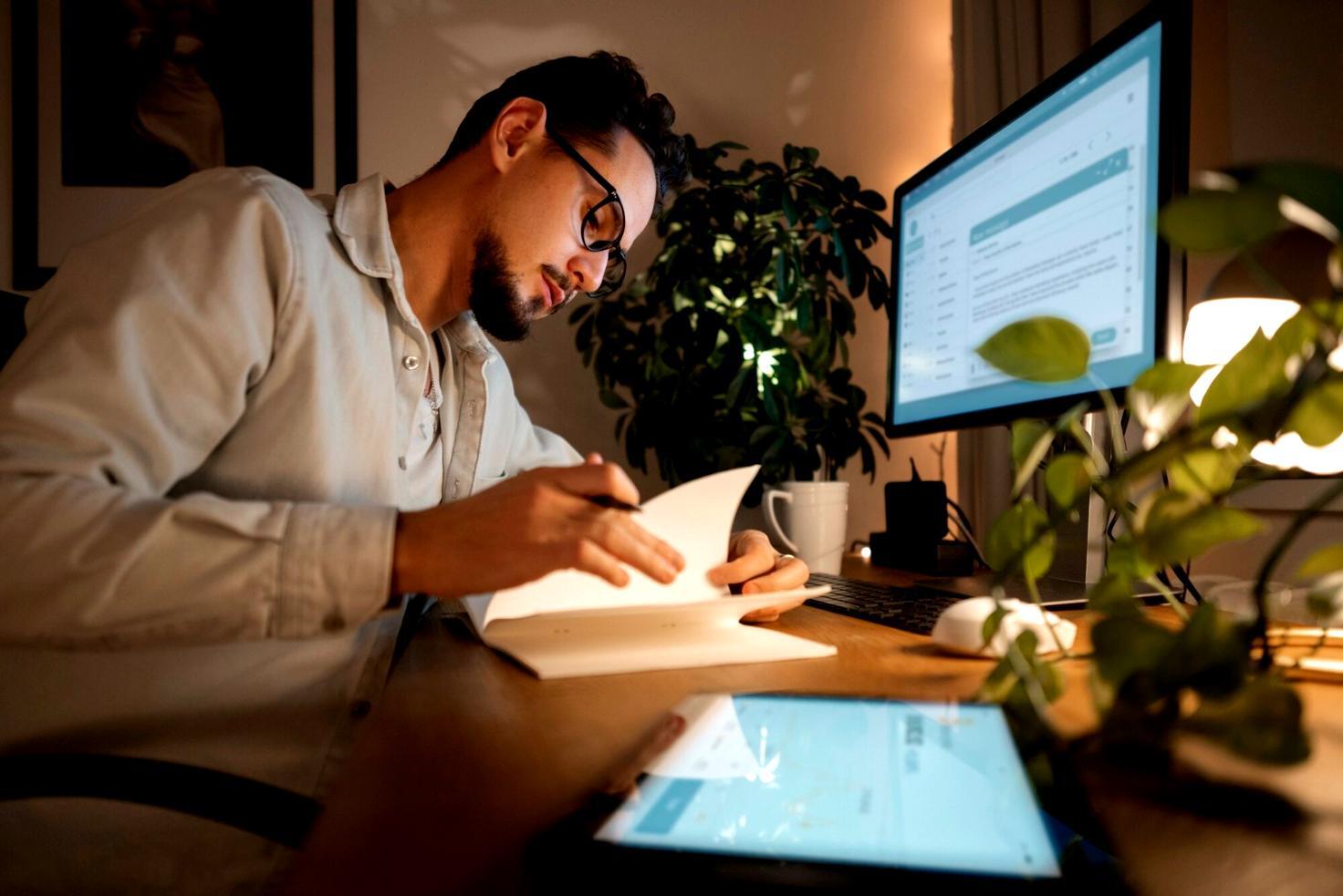 Consultation personnalisée en gestion budgétaire - Un conseiller accompagne une famille dans l'établissement de leur budget mensuel